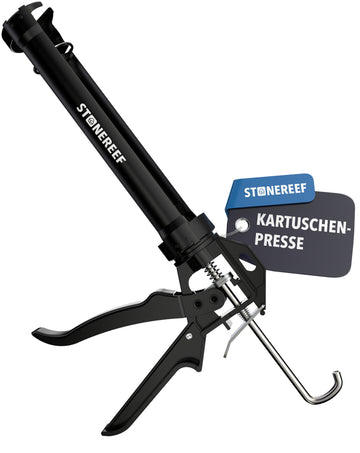 Schwarze STONE REEF Kartuschenpresse mit Hänge-Etikett "Kartuschenpresse", freigestellt auf weißem Hintergrund