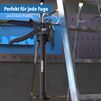 Kartuschenpresse hängend vor einer Werkstatt-Lochwand mit Werkzeug im Hintergrund