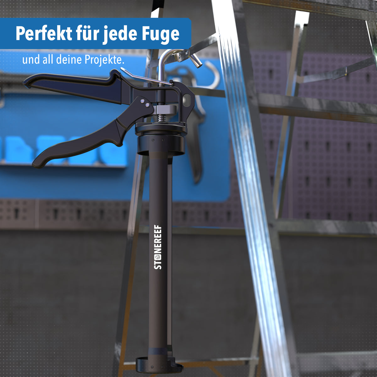 Kartuschenpresse hängend vor einer Werkstatt-Lochwand mit Werkzeug im Hintergrund