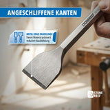 Hand hält schmalen Fliesenmeißel mit angeschliffener Fasenklinge für präzises, staubarmes Trennen