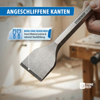 Hand hält schmalen Fliesenmeißel mit angeschliffener Fasenklinge für präzises, staubarmes Trennen