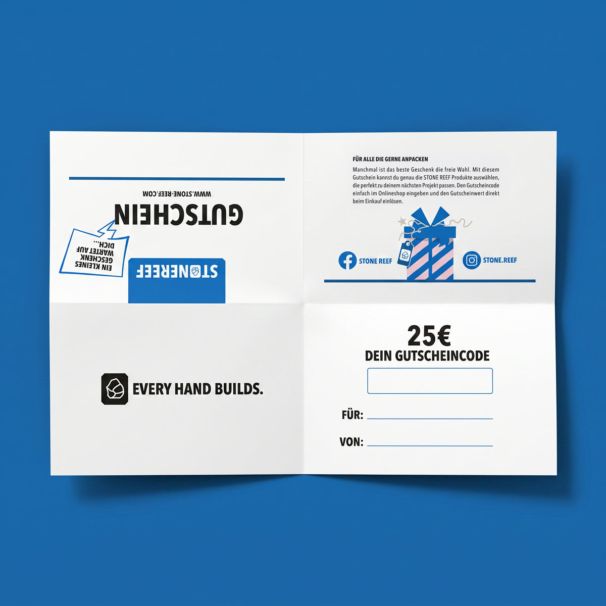 Aufgeklappte Gutscheinkarte von oben fotografiert mit 25-Euro-Gutscheincode-Feld und Einlösungstext.