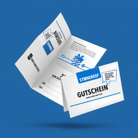 Schwebende Gutscheinkarte von vorne und aufgeklappt von hinten mit Feld für den Gutscheincode vor blauem Hintergrund.