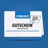 Freigestellte Gutscheinkarte in Blau-Weiß mit Aufschrift Gutschein vor blauem Hintergrund.