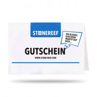 Freigestellte Gutscheinkarte in Blau-Weiß mit Aufschrift Gutschein und STONEREEF-Logo auf weißem Hintergrund.